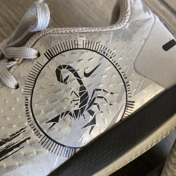 Nike Phantom GT Scorpion Academy Jr. Indoor Shoes Youth - Wolf Grey - Picture 10 of 11